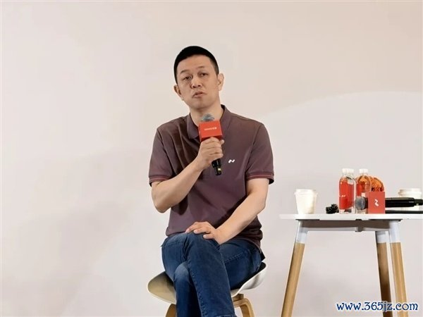 李斌亲口承认：特斯拉智驾领先行业 但我们能跟它掰手腕